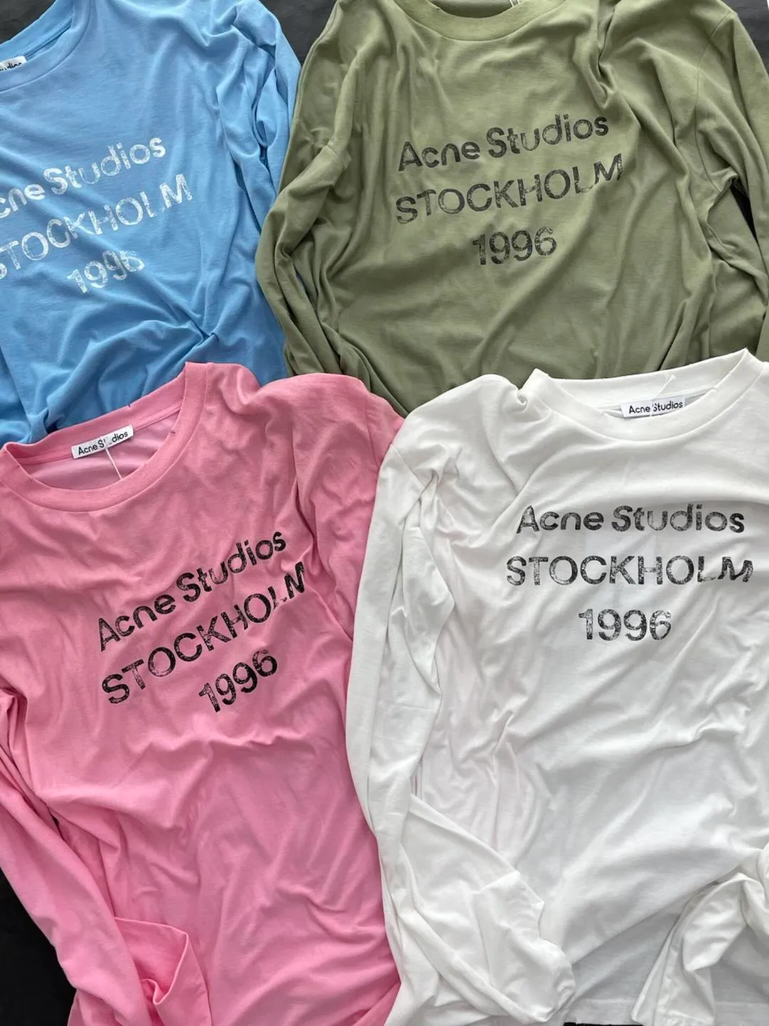90 Acne All-Star Model A Global Series slub cotton material, Retro washed and distressed long-sleeved T-shirt with printed letters, made of slub cotton super soft fabric with excellent breathability. After washing process, the chest part is made to have a dirty feel, and the lower part shows a gradient effect, giving the clothes a natural and slightly see-through Retro style. The collar, hem and cuffs are slightly frayed to better fit the overall tone. The distressed and cracked printed letters on the chest indicate the location of the brand and headquarters and the year of establishment. It has a very basic but not monotonous design concept. It seems simple but full of trendy and fashionable charm. The overall style continues the neutral atmosphere of A. The loose-fitting wearing experience for men and women is also very friendly to the figure. It is very nice whether worn alone or as an inner layer. Grams of washed slub cotton Black, White, Pink, Green, Dark Blue, Light Blue S M L XL (chest 64, length 74.5, sleeve length 70.5, shoulder width 56) Recommended for 170cm and below, weight 80-130kg S, 170-175cm, weight 130-150kg M, 175-180cm, weight 150-170kg L, 180-185cm, weight 170-190kg XL